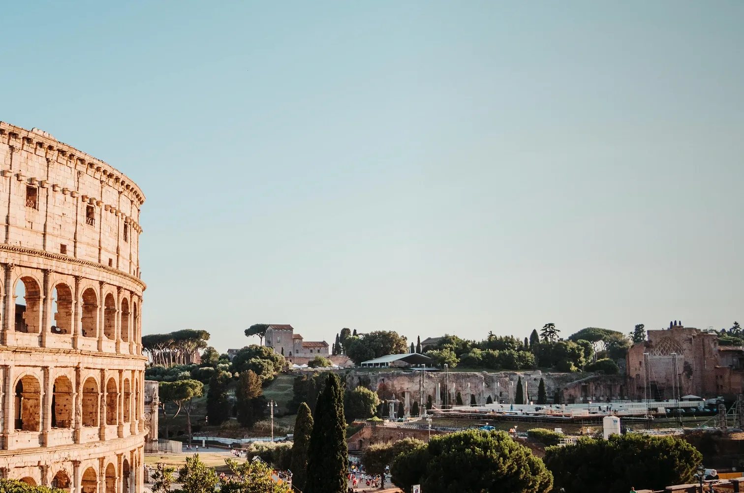 Voyageur explorant une ville européenne avec TomExplore