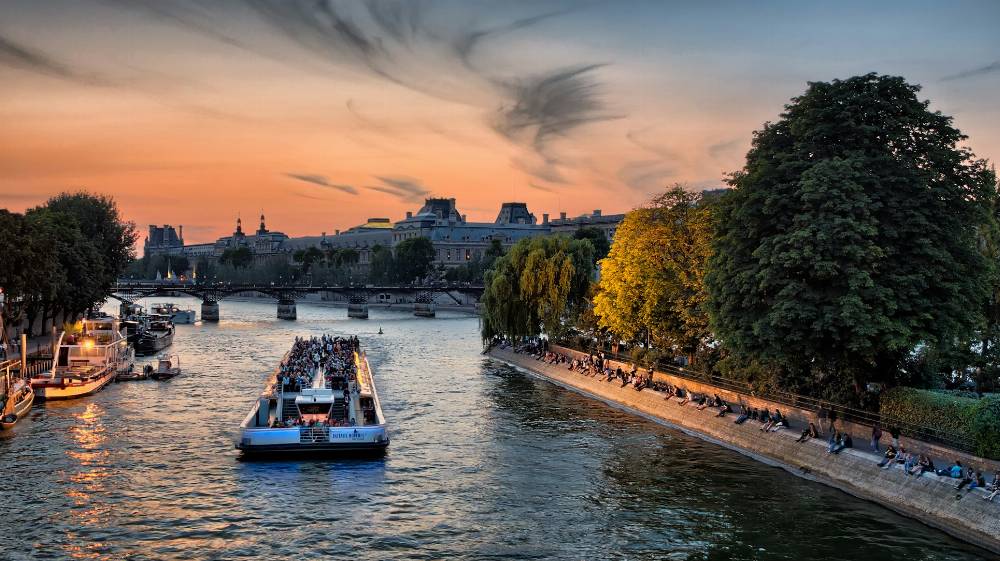 Bateaux-Mouches au coucher de soleil, Paris