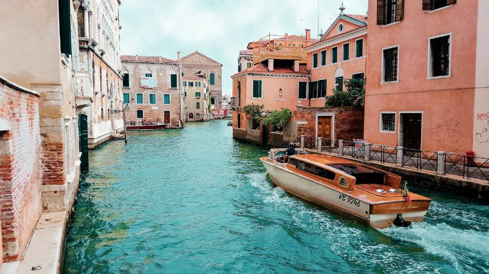 Venise, bateau sur un canal